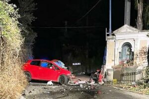Riposto, 43enne di Acireale muore in un incidente stradale: contro un muretto l’auto che guidava