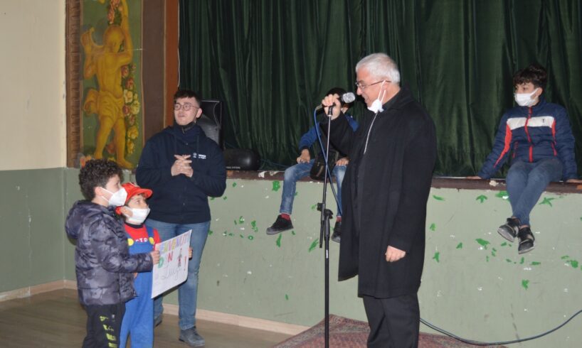 Biancavilla, l’Arcivescovo Renna visita l’Oratorio “don Pino Puglisi”: i bambini l’accolgono con un “la vogliamo bene” (VIDEO)