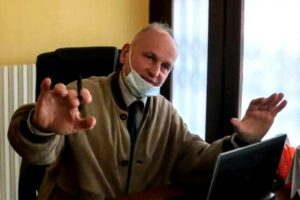 Torino, arrestato medico no vax che rilasciava false esenzioni: persone in coda davanti all’ambulatorio