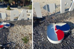 Paternó, vandali distruggono il cuore della scritta “I Love”: in una rotonda cittadina
