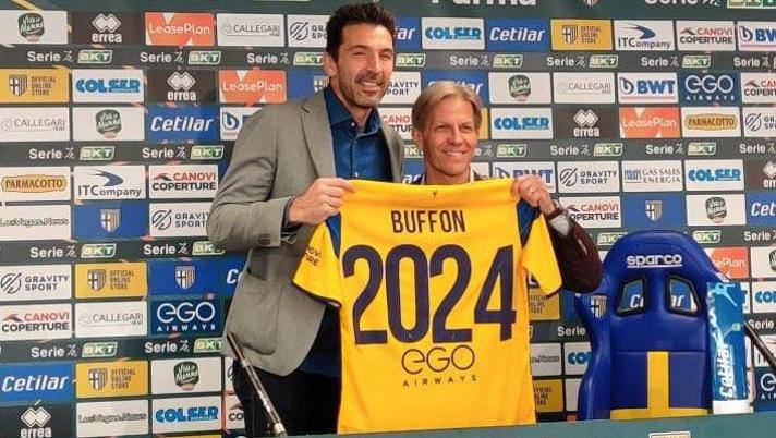 Calcio, Gigi Buffon in campo fino a 46 anni: ha rinnovato con il Parma fino al 2024