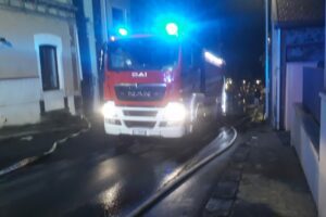Belpasso, paura per incendio all’ultimo piano di una palazzina: canna fumaria malfunzionante