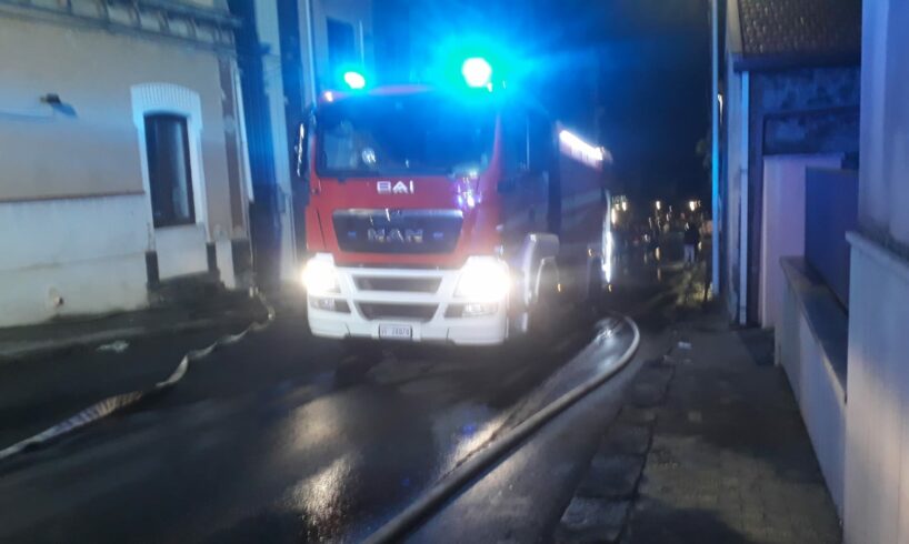 Belpasso, paura per incendio all’ultimo piano di una palazzina: canna fumaria malfunzionante