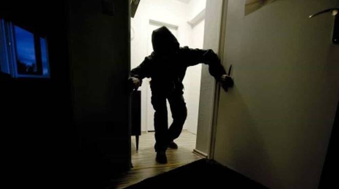 Adrano, 32enne rapina di notte in casa coppia di anziani: impronte lo incastrano