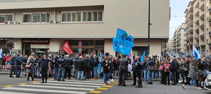 Catania, lavoratori Pfizer scioperano ad oltranza davanti allo stabilimento: pieno sostegno dall’Arcivescovo Renna