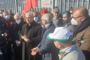 Catania, l’Arcivescovo Renna a sostegno dei lavoratori: “Pfizer è stato segno di speranza, è brutto che qui diventi sinonimo di disperazione” (VIDEO)