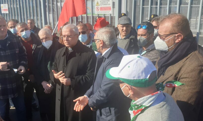 Catania, l’Arcivescovo Renna a sostegno dei lavoratori: “Pfizer è stato segno di speranza, è brutto che qui diventi sinonimo di disperazione” (VIDEO)