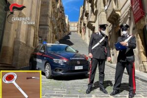Caltagirone, alunna minorenne custodiva coltello in uno zaino: trovata droga nel cortile della scuola