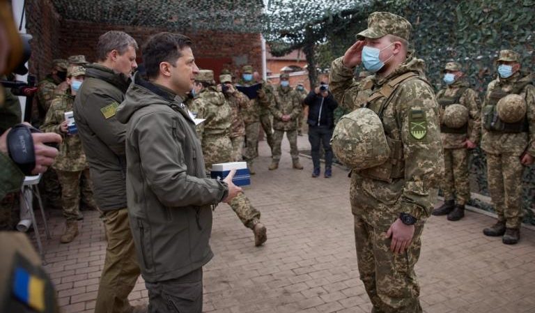 Ucraina, sito web recluta stranieri nella ‘Legione’ internazionale: “Munirsi di elmetto e giubbotto antiproiettile”
