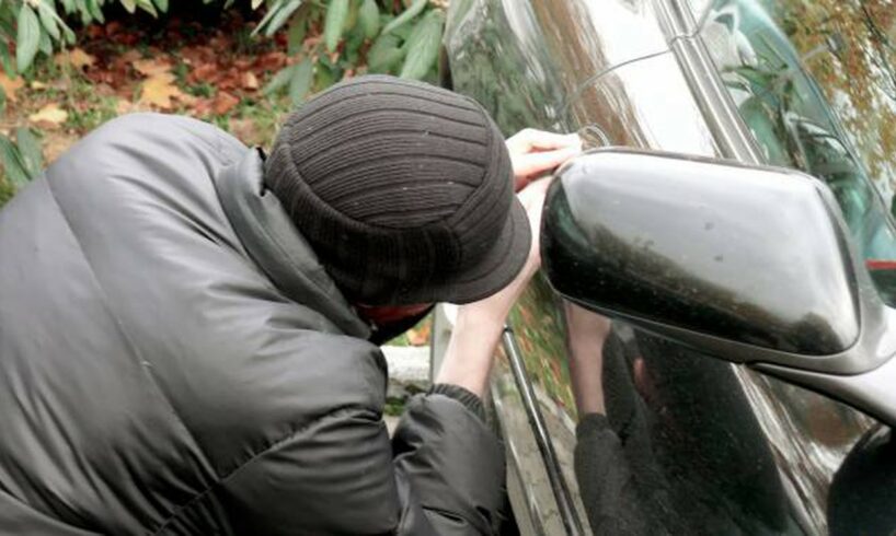 Catania, un buco nel serbatoio per rubare la benzina: denunciato pregiudicato