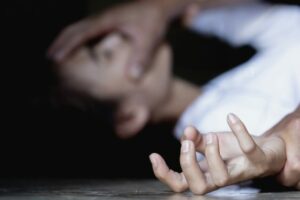 Valverde, presa a botte dal compagno e costretta a rapporti sessuali: donna denuncia e lo fa arrestare