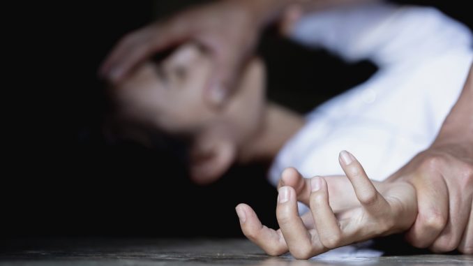 Valverde, presa a botte dal compagno e costretta a rapporti sessuali: donna denuncia e lo fa arrestare