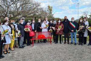 Acireale, l’ospedale dona mimose alle operatrici sanitarie e donne in divisa: abbraccio di solidarietà a donna ucraina