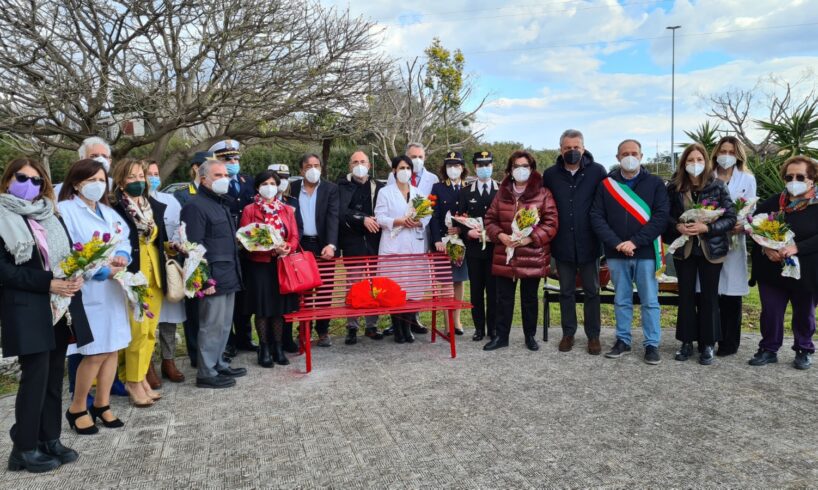 Acireale, l’ospedale dona mimose alle operatrici sanitarie e donne in divisa: abbraccio di solidarietà a donna ucraina