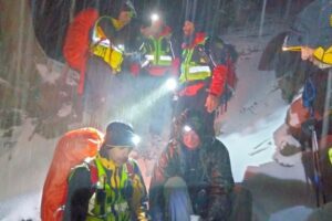 Etna, turista polacco messo in salvo dal Soccorso Alpino: disperso nella Valle del Bove a causa della nebbia