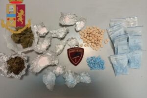 Catania, 500 pasticche di ecstasy con il logo del teschio ‘parcheggiate’ in garage: 46enne arrestato