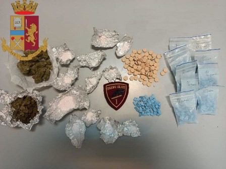 Catania, 500 pasticche di ecstasy con il logo del teschio ‘parcheggiate’ in garage: 46enne arrestato
