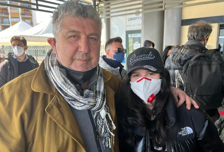 Ristoratore vola dalle Eolie in Polonia per riabbracciare la figlia 15enne: la moglie è ucraina