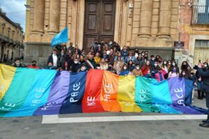 Biancavilla, centinaia di studenti al ‘flash mob’ per la Pace dell’ICS ‘Bruno’: un pensiero alle ‘vittime fragili’ della guerra