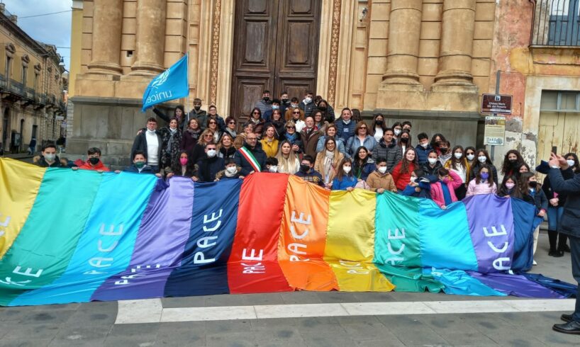 Biancavilla, centinaia di studenti al ‘flash mob’ per la Pace dell’ICS ‘Bruno’: un pensiero alle ‘vittime fragili’ della guerra