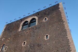 Paternò, il Castello Normanno illuminato: i distinguo di Archeoclub e SiciliAntica