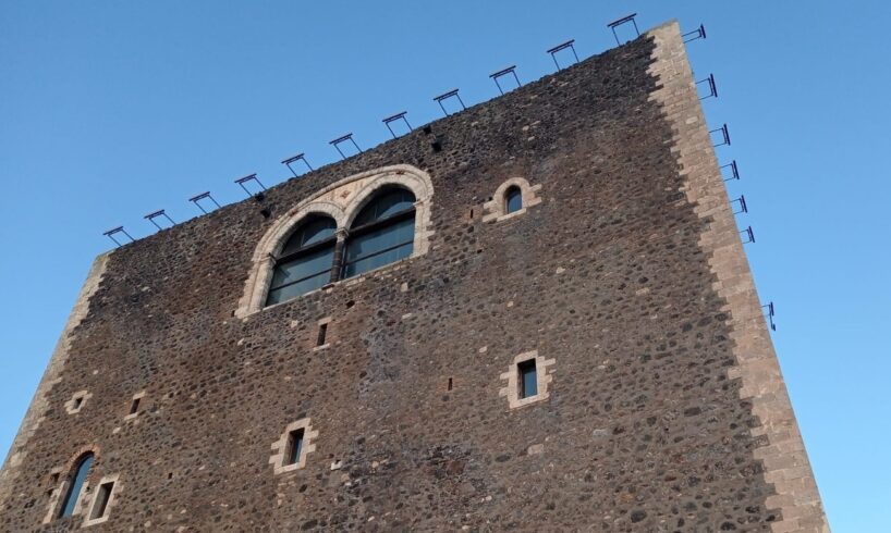 Paternò, il Castello Normanno illuminato: i distinguo di Archeoclub e SiciliAntica
