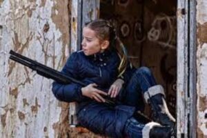 Ucraina, fa il giro del mondo la foto-icona della ragazzina con il lecca-lecca