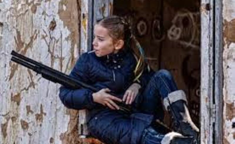 Ucraina, fa il giro del mondo la foto-icona della ragazzina con il lecca-lecca