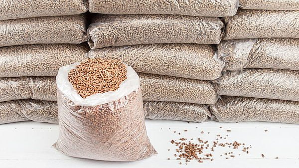 Truffatore catanese finge di vendere sacchi di pellet su Facebook: denunciato