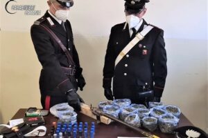 Castel di Iudica, armi e droga nascosti in un ovile e dentro un’auto: arrestato 34enne