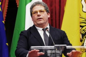 Forza Italia, Miccichè non lascia la carica di coordinatore regionale: il partito è spaccato sui candidati di Palermo e Regione