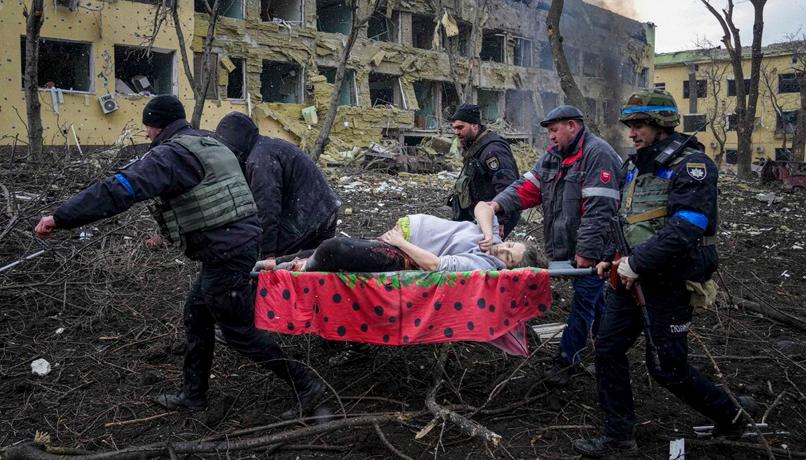 Ucraina, è morta con il bambino in grembo la donna incinta fotografata dopo bombardamento a Mariupol