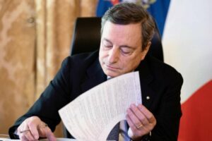 Il piano di Draghi per fermare i rincari: taglio del 10% del prezzo della benzina e bollette a rate