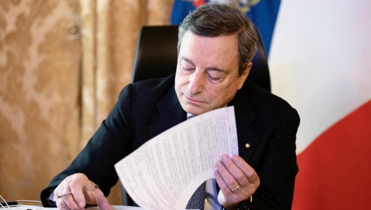 Il piano di Draghi per fermare i rincari: taglio del 10% del prezzo della benzina e bollette a rate