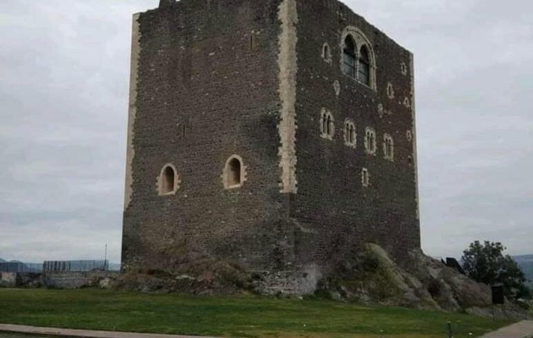 Paternò, Naso toglie i corpi illuminanti attorno al Castello Normanno. Esultano gli avversari politici: “Lo abbiamo fermato”