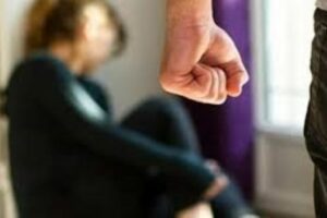 Grammichele, violenze e persecuzioni contro la compagna: “Se mi lasci ti ammazzo”. Ai domiciliari 28enne