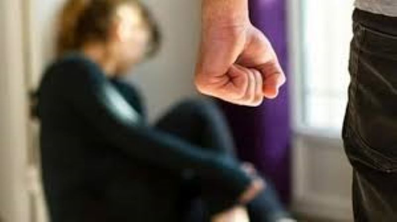Grammichele, violenze e persecuzioni contro la compagna: “Se mi lasci ti ammazzo”. Ai domiciliari 28enne