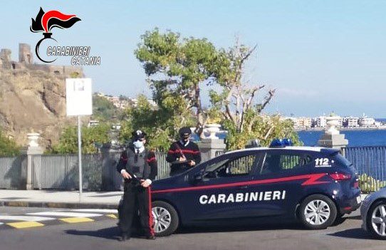 Aci Castello, in auto con la droga da spacciare: denunciato 48enne
