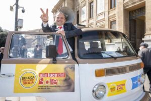 De Luca “on the road” destinazione Palermo: per la campagna elettorale un Volkswagen d’epoca
