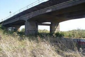 Catania, chiuso al traffico il ponte sul fiume Simeto sulla Sp69/II: a causa del degrado strutturale