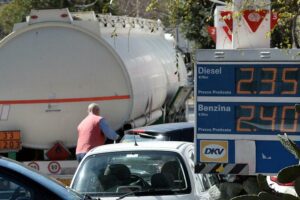 Governo, venerdì l’ok al decreto ‘taglia-prezzi’: si punta a ridurre subito il prezzo della benzina