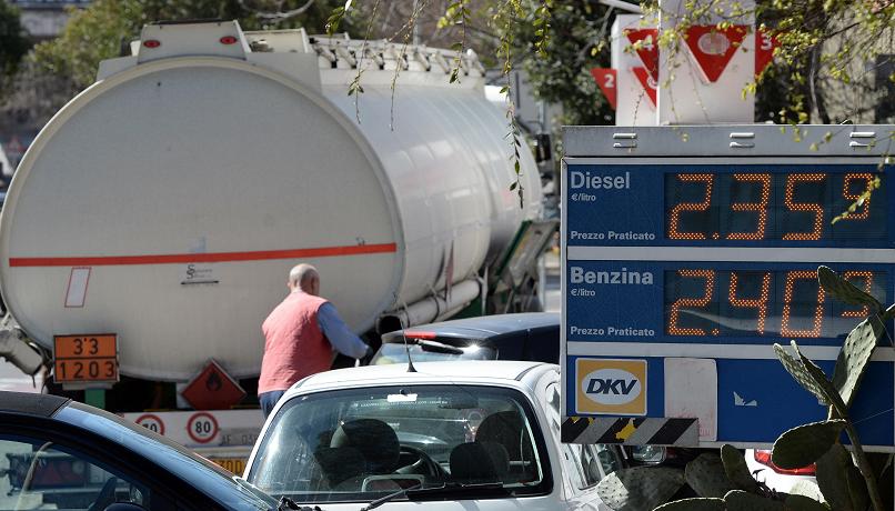 Governo, venerdì l’ok al decreto ‘taglia-prezzi’: si punta a ridurre subito il prezzo della benzina