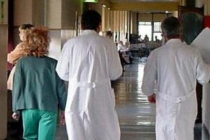 Catania, concorsi truccati e corruzione: Procura sospende 2 dirigenti medici e imprenditore