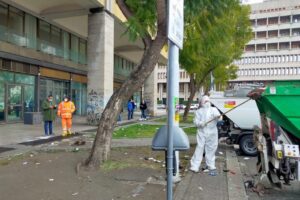 Catania, sgomberati i senzatetto di Piazza della Repubblica. Associazioni: “È ‘rastrellamento’, assessore si dimetta”