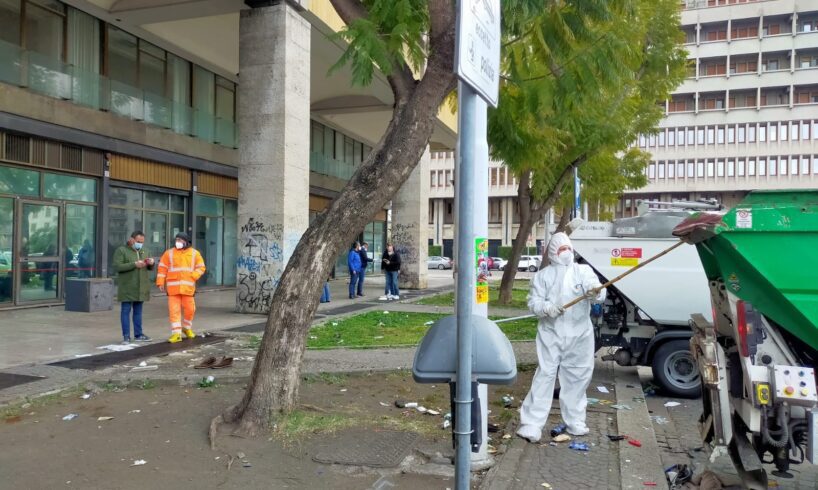 Catania, sgomberati i senzatetto di Piazza della Repubblica. Associazioni: “È ‘rastrellamento’, assessore si dimetta”