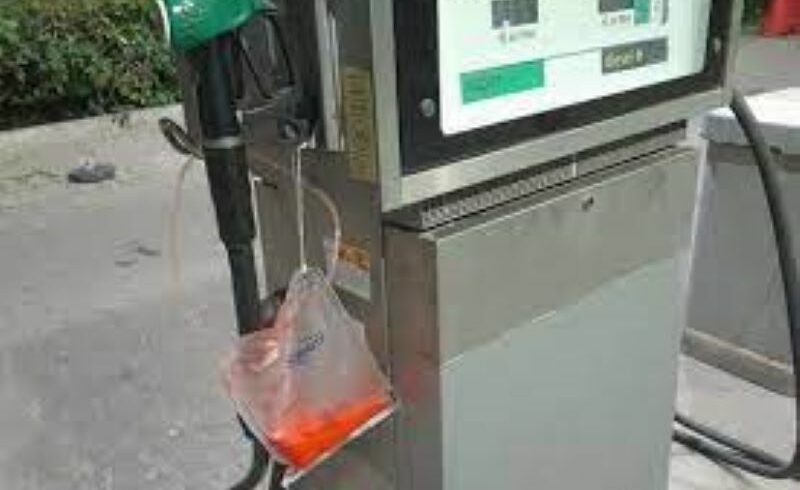 Sardegna, contro il caro-benzina sacche di sangue attaccate al distributore
