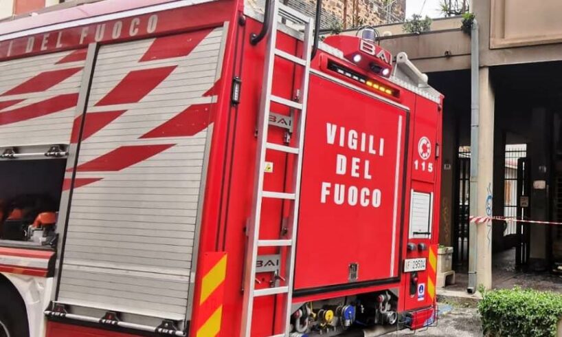 Adrano, incendio in un’abitazione di via IV Novembre: la canna fumaria malfunzionante forse è la causa