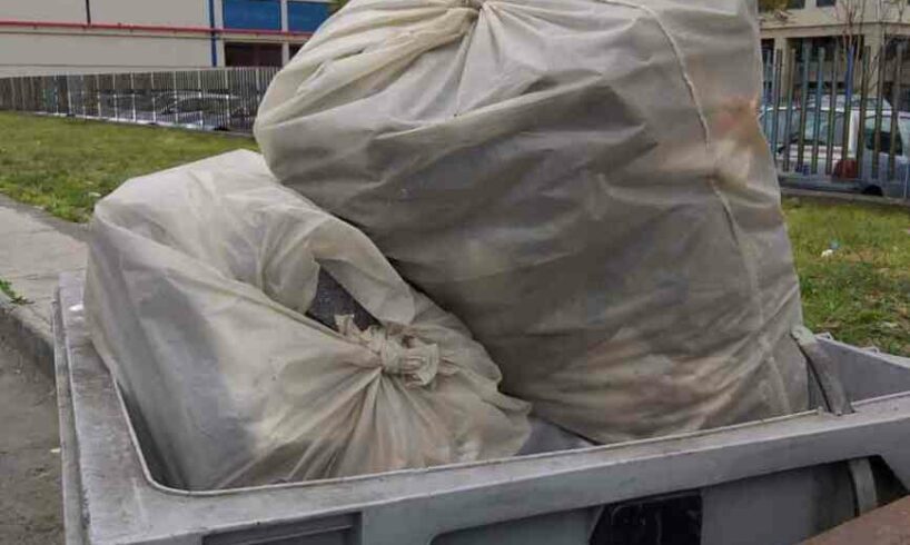 Catania, conducente autocarro scarica 35 sacchi di materiale di risulta nei cassonetti dei rifiuti: denunciato