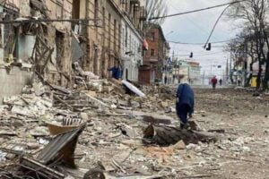 Ucraina, a Mariupol truppe russe bombardano una scuola d’arte con 400 persone: in tanti bloccati sotto i detriti