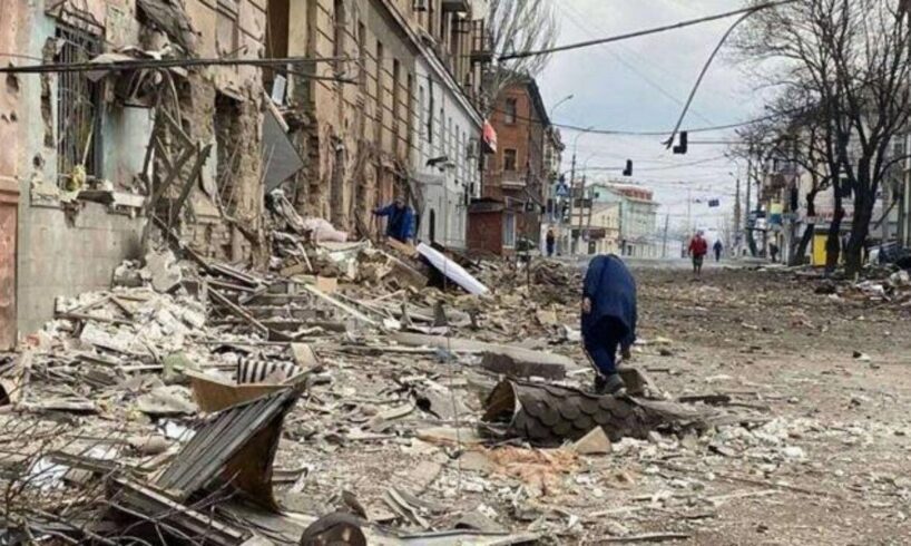 Ucraina, a Mariupol truppe russe bombardano una scuola d’arte con 400 persone: in tanti bloccati sotto i detriti
